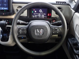 ハンドル左側にはオーディオ操作が出来るオーディオリモートコントロールスイッチ、右側にはHonda SENSINGとオートクルーズコントロールのスイッチを装備!