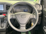 インテリアに合わせたデザインのステアリングは、運転される方のことも考え、運転しやすい形状、大きさです。是非一度、実際に触ってお確かめください。