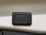 【パワーバックドア】スマートキーや運転席のボタンを押すだけでリアゲートが自動で開閉します!荷物を持っている時や、高い位置にあるバックドアを閉める際に便利な機能です♪