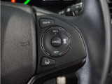 ◆アダプティブクルーズコントロール◆予め設定した車速内でクルマが自動的に加減速。前走車との適切な車間距離を維持しながら追従走行します。【LKAS】車線維持支援システムでステアリング操作を支援。