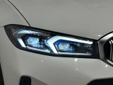 アダプティブLEDヘッドライトはステアリングを切った方向を照らします。