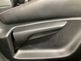 運転席にはドライバーの体型や好みに応じて前後方向だけでなく、高さの調整ができるシートリフターを装備!