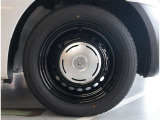 純正ホイール。デザインが素敵ですね。お車全体のイメージ変わりますね。タイヤサイズは 155/65R14 です。
