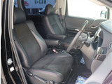 お車選びをお楽しみ頂けるよう、在庫車の展示スペースを十分に確保しております。
