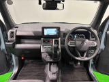 ダークシルバーの差し色&カモフラージュ柄のシートが気分を高める運転席に加えてUV&IRカット機能付きフロントガラスの面積や位置取りが良く、高いアイポイントで前方・右前・左前方向の見通しがいいですよ!