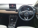 【運転席インテリアデザイン】左右対称のインテリアデザインでドライバーを包み込み運転に集中できるように設計されています。
