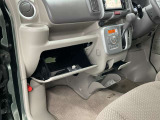 【グローブボックス】車検証や保険証、保険関連書類、整備用グローブなどの必要書類・小物を、助手席から運転席へすぐに取り出せる場所に整理して保管できます。車内の小物整理に役立ちます!