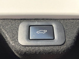 【パワーバックドア】スマートキーや運転席のボタンを押すだけでリアゲートが自動で開閉します!荷物を持っている時や、高い位置にあるバックドアを閉める際に便利な機能です♪