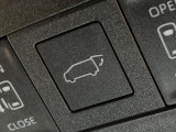 【パワーバックドア】スマートキーや運転席のボタンを押すだけでリアゲートが自動で開閉します!荷物を持っている時や、高い位置にあるバックドアを閉める際に便利な機能です♪