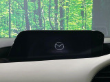 【8.8インチマツダコネクト】車内の雰囲気にマッチした大型のディスプレイ。スマホ接続でのナビ使用やBluetooth再生等、様々な機能が楽しめます。直感的なダイヤル操作が可能で、使い勝手も良好です。