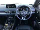 【運転席インテリアデザイン】左右対称のインテリアデザインでドライバーを包み込み運転に集中できるように設計されています。
