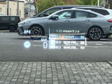 人気のヘッドアップディスプレイ!現在の車速、ナビゲーション・システムによるルート案内の矢印表示、チェック・コントロール、前車接近警告など、さまざまな情報をドライバーの視界内に直接表示いたします!