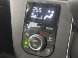 【オートエアコン】一度お好みの温度に設定すれば、車内の温度を検知し風量や温度を自動で調整。暑い&hellip;寒い&hellip;と何度もスイッチ操作をする必要はありません。快適な車内空間には必須の機能ですね♪
