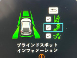 【ブラインドスポットインフォメーション】走行中、ドアミラーの死角になりやすい箇所に後続車が接近するとサイドミラー付近に警告を表示、ドライバーに注意喚起をしてくれます。