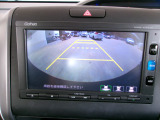 バックカメラの画像です。ガイドラインがスムースな車庫入れをサポートいたします。車庫入れの安心感がアップしますね。