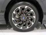 アルミホイールを装備、タイヤサイズは215/50R17です。