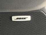 【BOSEサウンドシステム】メーカーオプションの高品位サウンドシステムを搭載。専用のチューニングが施された大小様々なスピーカーから良質なサウンドが奏でられ、臨場感あふれる音響空間を演出します。