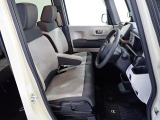 フロントシートはベンチシートです、運転席と助手席の移動が簡単です。真ん中にはアームレストも装備されています! また運転席シートの高さも調整できます。