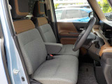 運転席シート、アームレフト付きです。