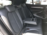 後席も使用感はさほど感じず、運転席・助手席同様に清潔感があります。後席シートもしっかりと作り込まれていますので、座り心地も悪くありません。是非、実車にてご確認下さい。