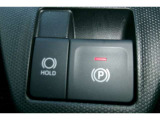 「P」ポジションに入れると自動で作動。「HOLD」スイッチを押し、システムONの状態にしておくことで、渋滞や信号待ちなどでブレーキを踏んで停車したときにブレーキを保持。アクセルを踏むと解除。
