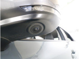 ■助手席側ドアミラーにはサイドビューカメラを装備。ドライバーの死角となりやすい車体左下側がきちんと確認できるので、幅寄せや狭い道でのすれ違いなどに効果を発揮します。
