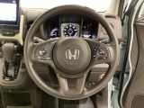 ハンドルにHondaセンシング系のクルーズコントロールやレーンキープアシストなどのスイッチと、オーディオの操作スイッチが装備されています。ハンドルから手を離さず安全に操作できます。