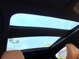 【パノラマルーフ】大型のガラスルーフ搭載で車内の解放感が一気にアップ!開放的なドライブをお楽しみいただけます。