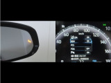 隣車線を走る車両をレーダーで検知し、ドアミラーでは確認しにくい後側方エリアに存在する車両に加え、急接近してくる車両も検知します。車両を検知するとドアミラーに搭載されたLEDインジケーターが点灯します。