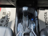 本革巻きシフトノブ。ブレーキホールド機能付き、電動パーキングも装備しています。