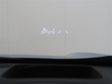 カラーヘッドアップディスプレイ付き。少ない視線移動で情報を確認できるので、運転の疲労軽減に繋がりますよ♪