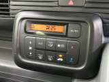 【オートエアコン】一度お好みの温度に設定すれば、車内の温度を検知し風量や温度を自動で調整。暑い&hellip;寒い&hellip;と何度もスイッチ操作をする必要はありません。快適な車内空間には必須の機能ですね♪