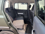 大切な友人を招きたくなる、落ち着きのある快適な後部座席です。A calm and cozy rear seat perfect for your friends.