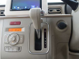 ストレート式のシフトレバーを採用しております♪シンプルなので、誰でも使いやすいですネ☆