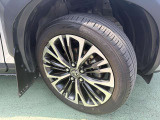 純正アルミホイール。タイヤサイズは215/50R18です。