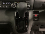 CVT車のセレクトレバーです。低速から高速まで、変速ショックのないスムーズな走りと、エンジン効率のよい領域を維持して燃費にも貢献します。サイドブレーキはスイッチ操作の電子制御パーキングブレーキです。