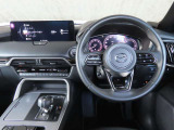 【運転席インテリアデザイン】左右対称のインテリアデザインでドライバーを包み込み運転に集中できるように設計されています。