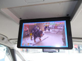 後席モニターです。ロングドライブや渋滞でもテレビやDVDにブルーレイなどが楽しめるので退屈しませんよ。