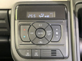 【オートエアコン】一度お好みの温度に設定すれば、車内の温度を検知し風量や温度を自動で調整。暑い&hellip;寒い&hellip;と何度もスイッチ操作をする必要はありません。快適な車内空間には必須の機能ですね♪