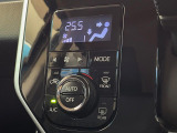 【オートエアコン】一度お好みの温度に設定すれば、車内の温度を検知し風量や温度を自動で調整。暑い&hellip;寒い&hellip;と何度もスイッチ操作をする必要はありません。快適な車内空間には必須の機能ですね♪