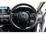 運転中もハンドルでの操作が可能です。特に高速道路等の目が離せない運転時には、便利さだけでなく、安全性も兼ね備えております。