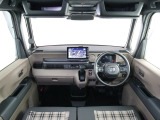N-BOXの開放的な前方視界。フロントガラスが大きいので運転がしやすく疲れにくいです。また、全ての装備が適正配置されていて操作性に優れています。