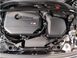 【BMWエンジン】革新的なガソリン・エンジン・テクノロジーによる高性能かつ高効率。レスポンスの良いパワーを発揮。常にスムーズな吸気を実現しアクセル開度にダイレクトに反応しドライビングを楽しく演出。