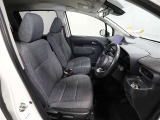 ゆったり室内で運転もしやすいです♪使い勝手の良い配置も考えられています!!