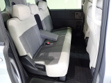 2列目シートは広く使えるタンブルシート。3名乗車も可能ですが、2名の時にはセンターの大型のアームレストを使用してゆったりとくつろげるのでとても快適です。