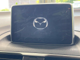【マツダコネクトナビ】車内の雰囲気にマッチした一体型タイプのナビ。各種車輌設定やBluetooth再生等、様々な機能が楽しめます。直感的なダイヤル操作が可能で、使い勝手も良好です。