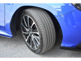 タイヤサイズは225/45R18です