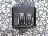 【スマートキー】キーをバッグやポケットに入れたままでもドアロックの開閉が出来るほか、エンジンキーを挿さなくてもエンジンスタートストップが出来ます。