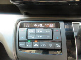 オートエアコンは左右席で独立温度コントロールが可能です。運転席はキンキンに冷やして助手席はマイルドにと言った設定が可能です。暑さ寒さでケンカすることもなくなりますね。