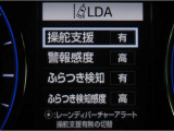 レーンディパーチャーアラートとは車線、又は走路からの逸脱の可能性を警告すると共に、車線、又は走路からの逸脱を避けるためのハンドル操作の一部を支援する機能です。詳細は販売店スタッフまでお尋ね下さい。